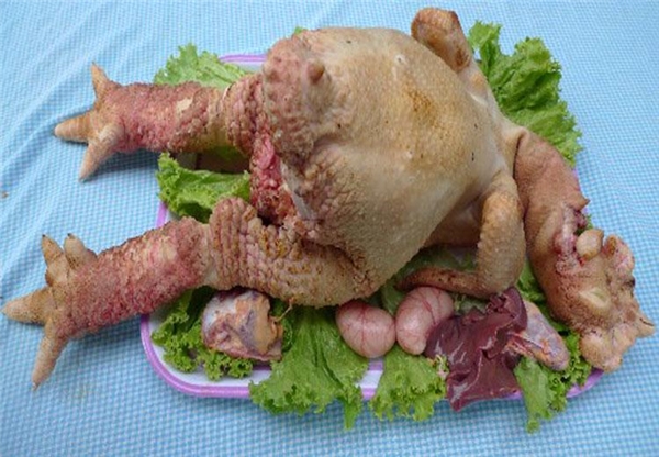 Gà Đông Tảo có mùi vị thơm ngon đặc biệt, thịt gà thơm ngon, thịt ức nhiều, bắp đùi gà bó cơ cuồn cuộn, không có gân, không dai.