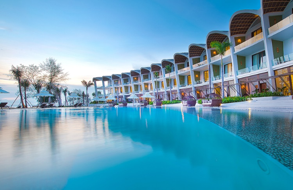 The Shells Resort & Spa tọa lạc tại Bãi biển Ông Lãng, Phú Quốc. Trải dọc theo bờ biển thuộc Thị trấn Dương Đông, quần thể kiến trúc của khu nghỉ dưỡng được thiết kế theo hình dáng của con sò. Với không gian xanh mát, tận dụng tối đa làn gió mát từ biển thổi vào, dịch vụ cưới của resort sẽ mang đến cho đôi uyên ương những giây phút hạnh phúc trọn vẹn. Giá phòng từ 2,4 triệu đồng một đêm.
