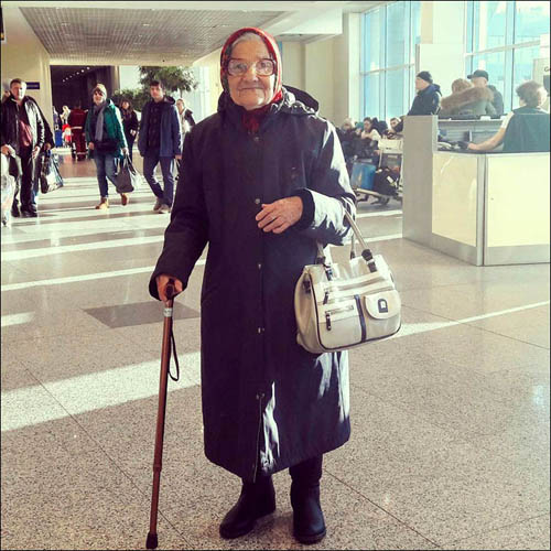 Yelena Yerkhova là một cụ bà sống ở thành phố Krasnoyarsk, Siberia và bắt đầu đi du lịch từ năm 83 tuổi. Từ đó tới nay, bà đã dành toàn bộ thời gian và lương hưu để khám phá các vùng đất trên thế giới. Trong ảnh là lúc bà chụp tại sân bay Domodevo, Moscow. Nga, trang Siberiantimes đưa tin ngày 26/10.