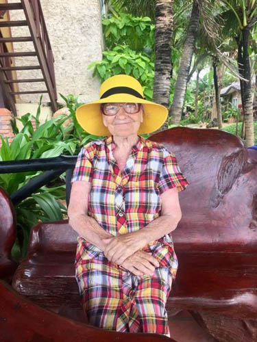 Bà vừa có hành trình phượt một mình tới Việt Nam. Tại thời điểm này, bà đã 89 tuổi.
