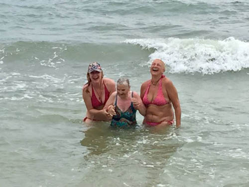 Yekaterina Papina, một du khách Nga đến Việt Nam du lịch và làm quen với cụ bà cho biết bà rất bạo dạn, không sợ biển. Cô và một người bạn của mình đã cùng xuống biển tắm với bà, mục đích là giúp Yelena không bị ngã bởi những con sóng.