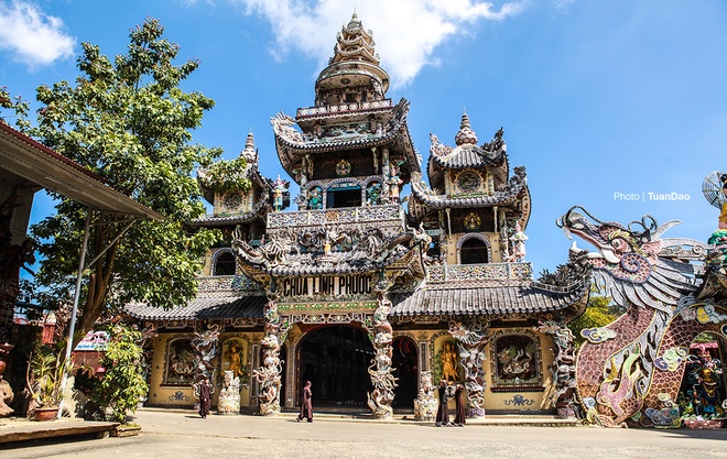 Cách TP Đà Lạt khoảng 8 km, chùa Linh Phước là một trong những điểm thu hút rất đông du khách đến tham quan vì sự cầu kỳ trong xây dựng cũng như các kỷ lục của nó. Chùa được khởi công xây dựng vào năm 1949 - 1953, hầu hết trang trí đều bằng mảnh sành sứ nhiều màu sắc. Từ ngoài cổng, du khách có thể thấy được sự bề thế của ngôi chùa.