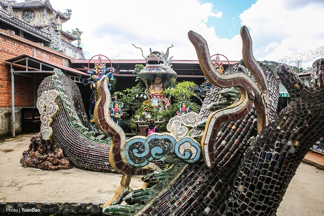 Bên phải chùa là Hoa long viên, nổi bật là con rồng dài 49 m, vây rồng được làm từ 50.000 vỏ chai bia. Miệng rồng che phủ đầu tượng phật Di Lặc.