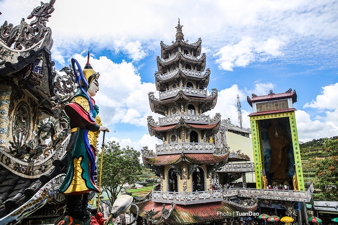 Từ chùa Linh Phước có thể nhìn rõ tòa Linh Tháp cao 7 tầng. Tòa tháp cũng được trang trí bằng các mảnh sành sứ. Bên cạnh là tượng Phật Bà Quan Âm được kết từ 700.000 bông hoa bất tử, cao 18 m, đạt kỷ lục châu Á. 