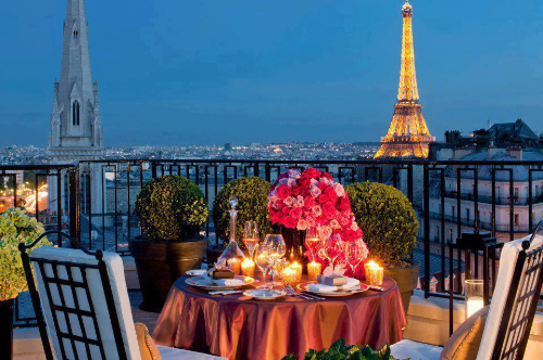 Thưởng thức bữa tối lãng mạn bên người thân tại Paris hoa lệ mang đến cho du khách nhiều trải nghiệm thú vị.