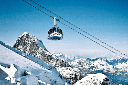 Thưởng ngoạn cáp treo xoay 360 tham quan núi tuyết Titlis là một trải nghiệm mới lạ và đáng nhớ khi du khách đặt chân đến Thụy Sỹ.