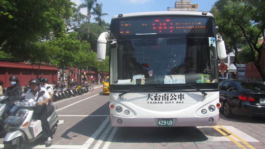 Xe buýt ở Đài Loan có nhiều tuyến nhưng cũng cần biết trước trước lịch trình và thời gian xe hoạt động, nếu không có thể chờ hơn cả giờ mới có thể đi được