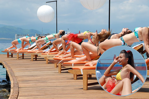 Cây cầu gỗ vươn ra biển là hình ảnh quen thuộc trong Những nụ hôn rực rỡ, nơi quay nhiều cảnh quay đẹp mắt, nóng bỏng với các cô nàng mặc bikini quyến rũ, thuộc Ngọc Sương Resort, nằm trên vịnh Cam Ranh, Nha Trang.