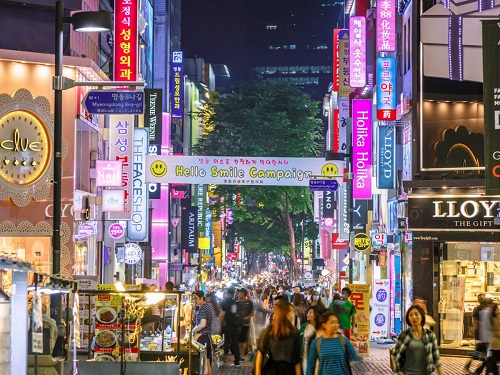 Mua sắm ở Myeongdong, khu phố shopping tấp nập ở Seoul, Hàn Quốc.