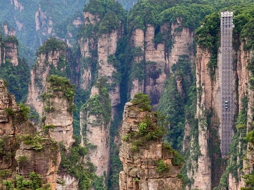 Đến thăm công viên quốc gia Trương Gia Giới ở Trung Quốc để ngắm nhìn các cột đá sa thạch hùng vĩ và mường tượng đang trong phim bom tấn Avatar. Ảnh: EarnestTse.