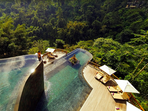 Bơi ở bể bơi vô cực tại khu nghỉ dưỡng Vườn treo Bali, Indonesia cũng là trải nghiệm được khuyến khích nên thử một lần trong đời. Ảnh: TripAdvisor.
