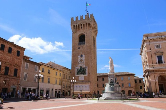 Tháp Torre del Borgo ở quảng trường Piazza Leopardi - Ảnh: twimg.com 