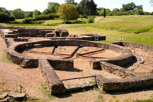  Vết tích các nhà tắm công cộng ở khu vực đài nước muối duy nhất ở châu Âu có tuổi đời hơn 4.000 năm tại ngoại vi Vezelay - Ảnh: wik