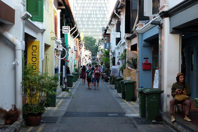 Con ngõ Haji Lane là địa điểm mới đang thu hút các tín đồ thời trang ở Singapore. Ngõ dài khoảng 100 m với hai bên dày đặc những cửa hàng thời trang và đồ lưu niệm handmade. Chính yếu tố thủ công khiến các mặt hàng ở đây trở nên độc đáo và hấp dẫn.