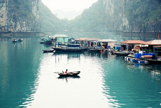 Đi du thuyền ở Vịnh Hạ Long, Việt Nam là một trong những trải nghiệm được báo Mỹ gợi ý cho du khách. Ảnh: iStock