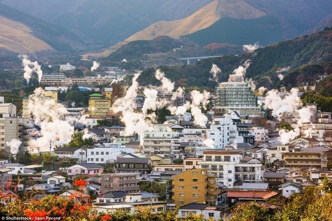 Thị trấn Beppu trên đảo Kyushu, Nhật Bản luôn bao phủ trong hơi nước nhờ 3.000 lỗ thông từ suối nước nóng, xả hơn 130.000 tấn nước nóng mỗi ngày. Trên thế giới, chỉ có công viên quốc gia Yellowstone ở Mỹ có thể đánh bại kỷ lục này.