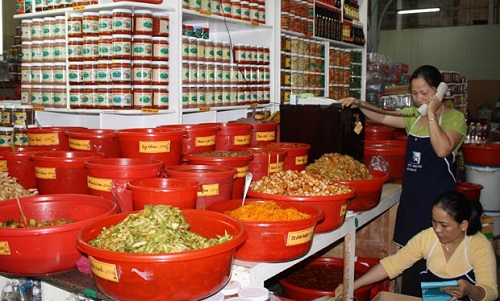 Các loại mắm, dưa cà muối được bán nhiều trong chợ Hàn. Ảnh: Danangplus.