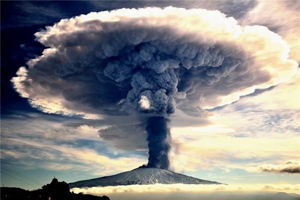 #5 Sức mạnh của thiên nhiên, chụp tại núi Etna, Sicily (Giải Nhất hạng mục ảnh thiên nhiên)