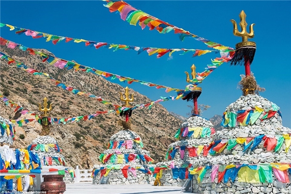 Ngôi chùa bằng đá ở Meidai Lamasery, Nội Mông, Trung Quốc nằm giữa những dãy núi trùng điệp với những lá cờ rực rỡ sắc màu.