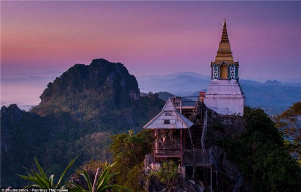 Ngôi chùa tại Lampang, Thái Lan đẹp mộc mạc giản dị được bao quanh bởi phong cảnh núi non hùng vĩ.