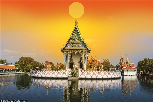 Ngôi chùa Phật giáo đẹp tinh xảo nằm trong quần thể đền chùa ở đảo Samui, Thái Lan.