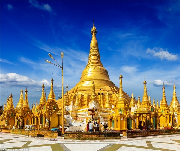 Chùa Shwedagon Paya ở Yangon, Myanmar được coi là kiệt tác kiến trúc với thân và ngọn tháp dát vàng ròng, đỉnh tháp nạm khoảng 5000 viên kim cương và hồng ngọc. 