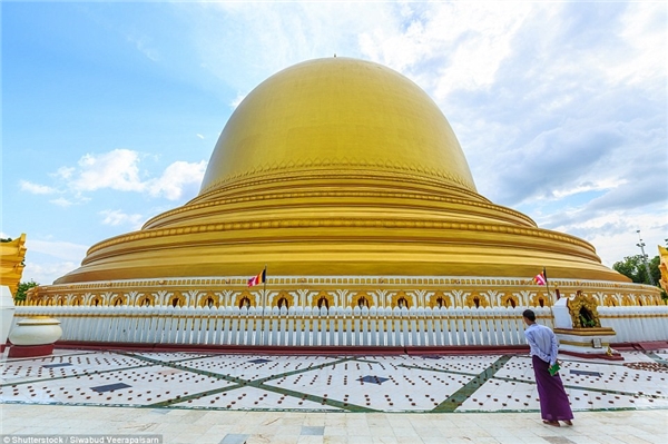Chùa Kaunghmudaw, Sagaing, Myanmar có mái từng được sơn màu trắng biểu trưng cho sự tinh khiết, nhưng nay đã được mạ vàng. Chùa do vua Thalun và con trai xây dựng năm 1636.