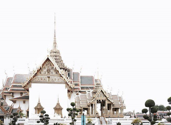 Hoàng cung: Cung điện Hoàng gia là ví dụ điển hình cho sự kết hợp giữa kiến trúc truyền thống Thái Lan với phong cách phương Tây. Người Thái tin rằng những ai từng viếng thăm ngôi chùa trong cung điện có tượng Phật ngọc sẽ nhận được phước lành.