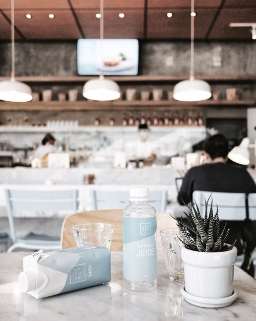 Rocket cafe: Đối tượng khách hàng quán nhắm tới là dân công sở, văn phòng không có nhiều thời gian, song vẫn muốn trải nghiệm ẩm thực tươi ngon. Tông màu xanh pastel phù hợp với sự tươi trẻ năng động.