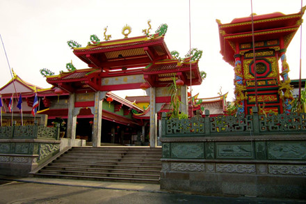 Hai ngôi đền Jui Tui và Bang Niew là địa điểm cử hành chính của đại lễ ăn chay. Ảnh: Isabella Noble. 