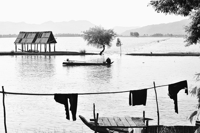 “Quê nghèo” chụp trên kênh Vĩnh Tế. Bên kia là cánh đồng Xuân Tô, huyện Tịnh Biên, giáp biên giới Campuchia ngập đầy nước.