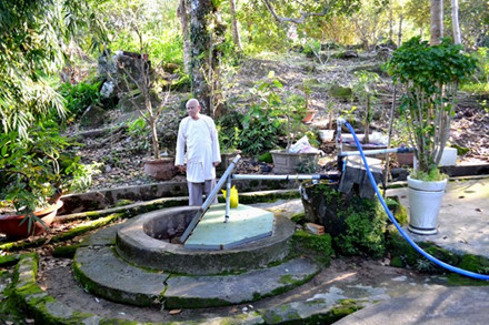 Tuy nằm trên núi, nhưng giếng nước của chùa quanh năm đầy ắp nước trong xanh, đủ dùng cho cả xóm dưới chân núi.
