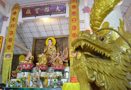 Hai hàng cột trước Đại hùng bảo điện được kết cấu hình rồng lượn với thế dũng mãnh tượng trưng cho tên gọi chùa Hùng Long.