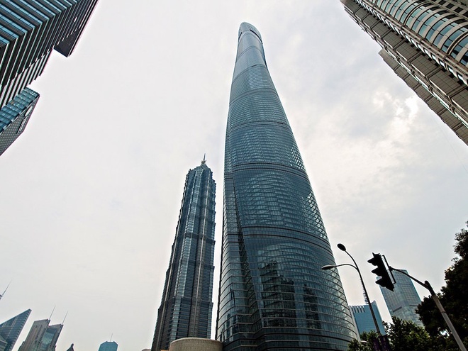 Tháp Thượng Hải nằm tại trung tâm tài chính Lục Gia Chủy, quận Phố Đông, thành phố Thượng Hải, Trung Quốc, được Emporis - công ty chuyên tập hợp dữ liệu bất động sản, bình chọn là toà nhà cao tầng đẹp nhất thế giới dựa trên thiết kế và chức năng sử dụng. Toà nhà hoàn thành vào năm 2015 có tạo hình xoắn xoay quanh một trục đem lại vẻ đẹp độc đáo và ấn tượng. Ảnh: Flickr.