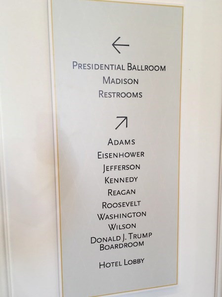 Tại Khách sạn ở Washington DC (Mỹ), các phòng hội nghị lấy tên của nhiều đời tổng thống Mỹ, trong đó xuất hiện cả tên Donald Trump.
