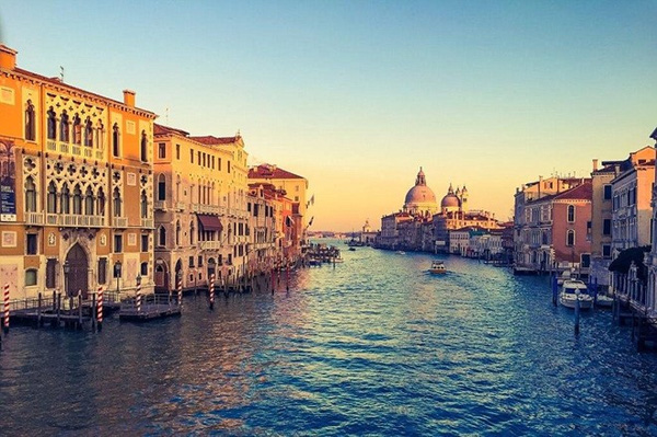 Venice (Italy): Các nhà khoa học công bố Venice đang nghiêng dần phía đông, đồng thời tiếp tục chìm xuống nước với tốc độ khoảng 2 mm mỗi năm trong thập niên vừa qua. Con số này nhanh gấp 5 lần so với các dự án nghiên cứu công bố trước đây. Ảnh: Daily Mail.