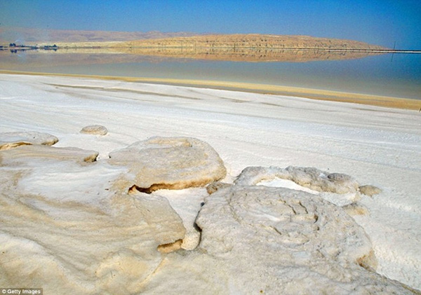 Biển Chết (Jordan): Biển Chết có sức lôi cuốn đặc biệt với các du khách từ hàng nghìn năm qua. Ngoài việc nồng độ muối trong nước cao giữ cho cơ thể không bị chìm, nơi đây còn được đồn đại là có tác dụng chữa bệnh.