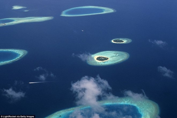Maldives: Vị trí cao nhất của quốc đảo này chỉ còn cách mực nước biển khoảng 2,5 m. Thiên đường du lịch đứng trước nguy cơ bị nhấn chìm hoàn toàn do hiện tượng nóng lên toàn cầu, nước biển dâng cao. Chính phủ Maldives đã tuyên bố sẽ trích nguồn thu từ du lịch hàng năm để xây những hòn đảo nhân tạo cho cư dân của mình, những người nhiều khả năng sẽ trở thành vô gia cư.