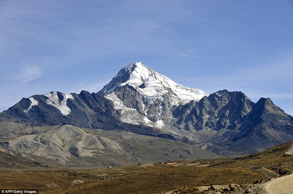 Sông băng Chacaltaya: Dòng sông băng 18.000 năm tuổi Chacaltaya, nằm trên đỉnh núi Andes với độ cao 5.300 m từng là địa điểm trượt tuyết lâu đời nhất thế giới. Những năm 1940, sông băng này có diện tích 222.967 km2, sau đó bị thu hẹp còn 79.990 km2 vào năm 1996 trước khi biến mất hoàn toàn vào năm 2005.