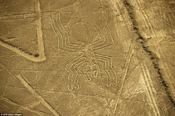 Những bức vẽ trên cao nguyên Nazca (Peru): “Những đường vẽ Nazca” giữa sa mạc ở Peru là một trong những kỳ quan cổ đại bí ẩn của thế giới. Nằm cách thủ đô Lima khoảng 400 km về phía nam, di tích này được UNESCO công nhận là di sản văn hóa thế giới. Ảnh: Daily Mail.