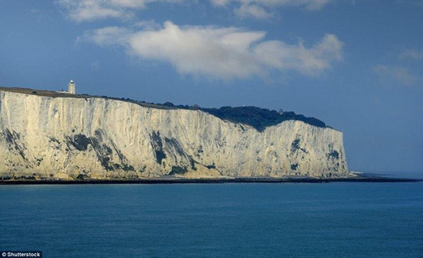 White Cliffs of Dover: Vách đá vôi nổi tiếng White Cliffs of Dover, một biểu tượng và địa danh du lịch nổi tiếng của Anh Quốc, đang hư hại với tốc độ nhanh chưa từng có. Nghiên cứu mới được công bố cho thấy, vách đá này hiện bị xói mòn khoảng 32 cm mỗi năm. Đây là một con số gây sửng sốt, nếu so với tốc độ xói mòn 2 cm/năm của vài trăm năm trước đó. Ảnh: Daily Mail.