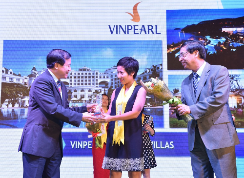 Ông Hà Văn Siêu (trái), Phó Tổng cục Trưởng Tổng cục Du lịch và ông Nguyễn Phú Bình - Phó Tổng biên tập Thời báo Kinh tế Việt Nam trao danh hiệu Top 10 The Guide Awards cho đại diện Vinpearl.