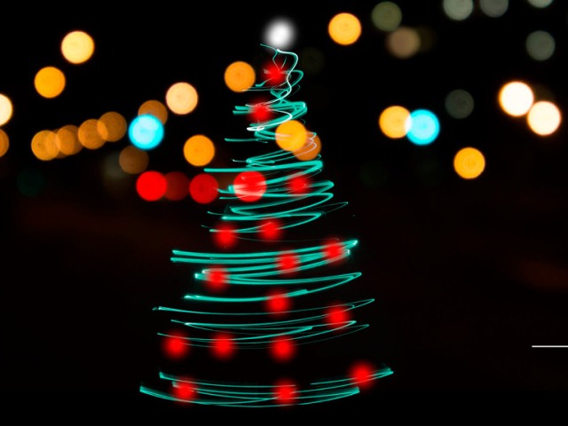 Thắp sáng cây thông Noel với mong muốn mang lại niềm vui, ấm áp cho tất cả mọi người