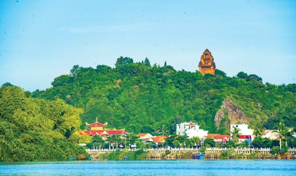 Tháp Nhạn nằm bên bờ Bắc sông Đà Rằng, gần quốc lộ 1A, thuộc TP. Tuy Hòa, tỉnh Phú Yên. Ảnh: Minh Đức