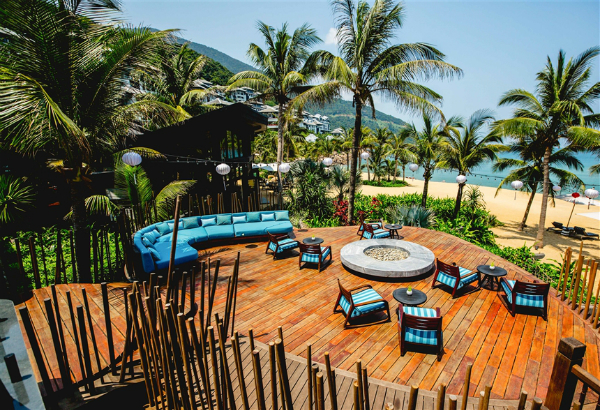 InterContinental Danang Sun Peninsula Resort trở thành khu nghỉ dưỡng đầu tiên trong lịch sử của WTA và duy nhất trên thế giới đến nay có ba năm liên tiếp 2014, 2015 và 2016 đạt được giải thưởng danh giá này. Khu nghỉ dưỡng do Tập đoàn Sun Group làm chủ đầu tư và Tập đoàn InterContinental Hotels Group quản lý đã vượt qua 13 ứng cử viên xuất sắc từ các châu lục với số phiếu bình chọn cao nhất. Bình chọn được đưa ra bởi các chuyên gia đầu ngành, giám đốc điều hành cấp cao trong lĩnh vực du lịch nghỉ dưỡng, đại lý du lịch, khách sử dụng dịch vụ và công chúng.