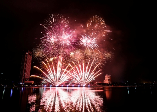 Song song cùng các đêm pháo hoa, cả thành phố Đà Nẵng sẽ sôi động nhịp sống lễ hội trong suốt hai tháng hè với các sự kiện đồng hành.