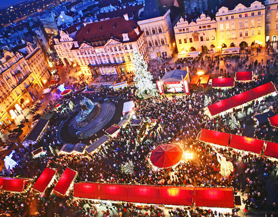 Chợ Giáng Sinh ở Prague, Séc lúc nào cũng tấp nập khách thăm quan mua sắm.