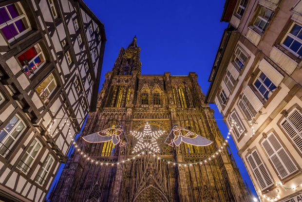 Chợ Strasbourg nằm gần biên giới Đức và Thụy Sĩ nên bạn có thể thăm quan một số khu chợ nổi tiếng khác trên cùng một cung đường, ví dụ như chợ ở Stuttgart và Basel.