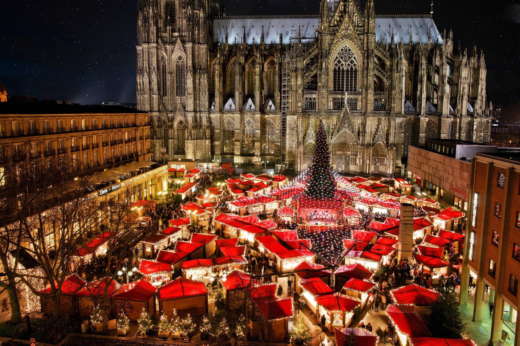 Điểm chợ lớn nhất nằm ở gần Giáo đường Cologne với hơn 160 quầy hàng bán đủ các món đồ cho dịp lễ, từ món đồ uống nóng Glühwein nhiều hương vị cho đến các quả cầu tuyết trang trí Giáng Sinh.
