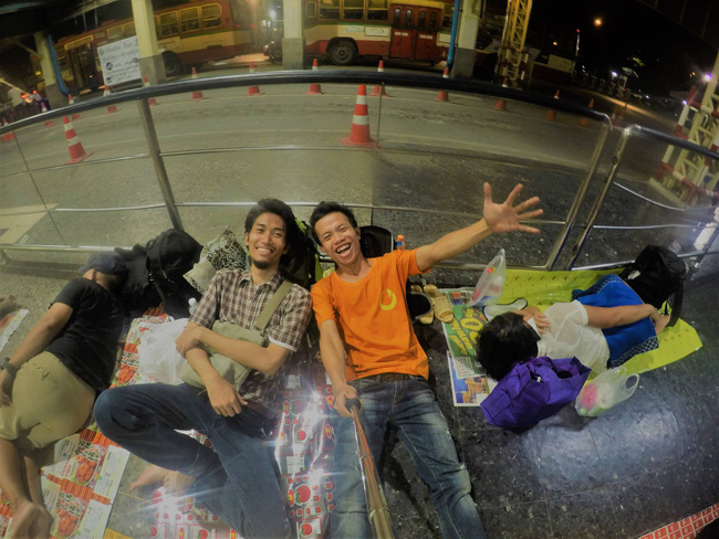 Ảnh chụp khi Tuấn Anh ngủ tại ga tàu hỏa BangKok (Thái Lan) cùng một người bạn phượt đến từ Indonesia 